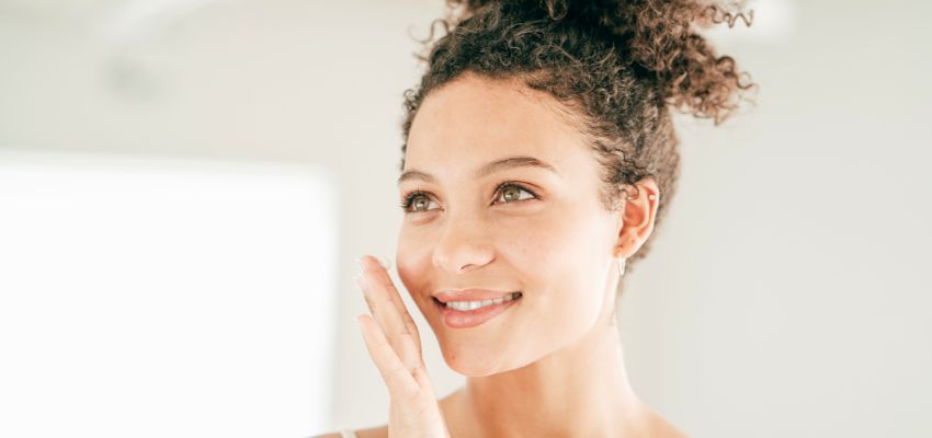 Woman with radiant skin, highlighting the anti-aging effects of tretinoin vs retinol.