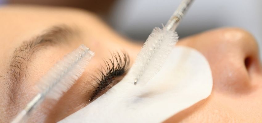 classic-lash-extensions (4) Professional technician applying classic lash extensions during an eyelash extension treatment.