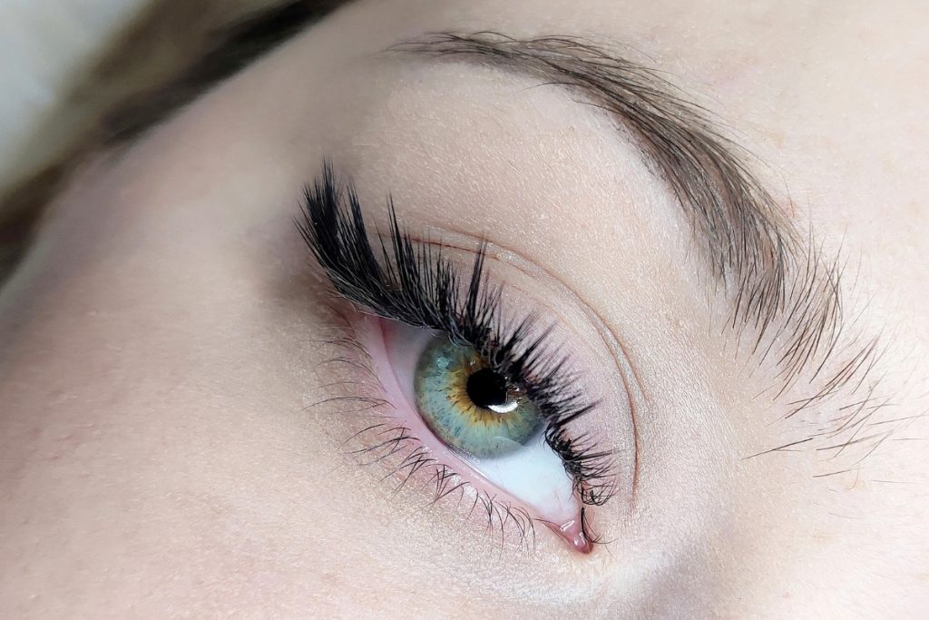 Classic vs. Volume Lashes: Which One Is Right for You?