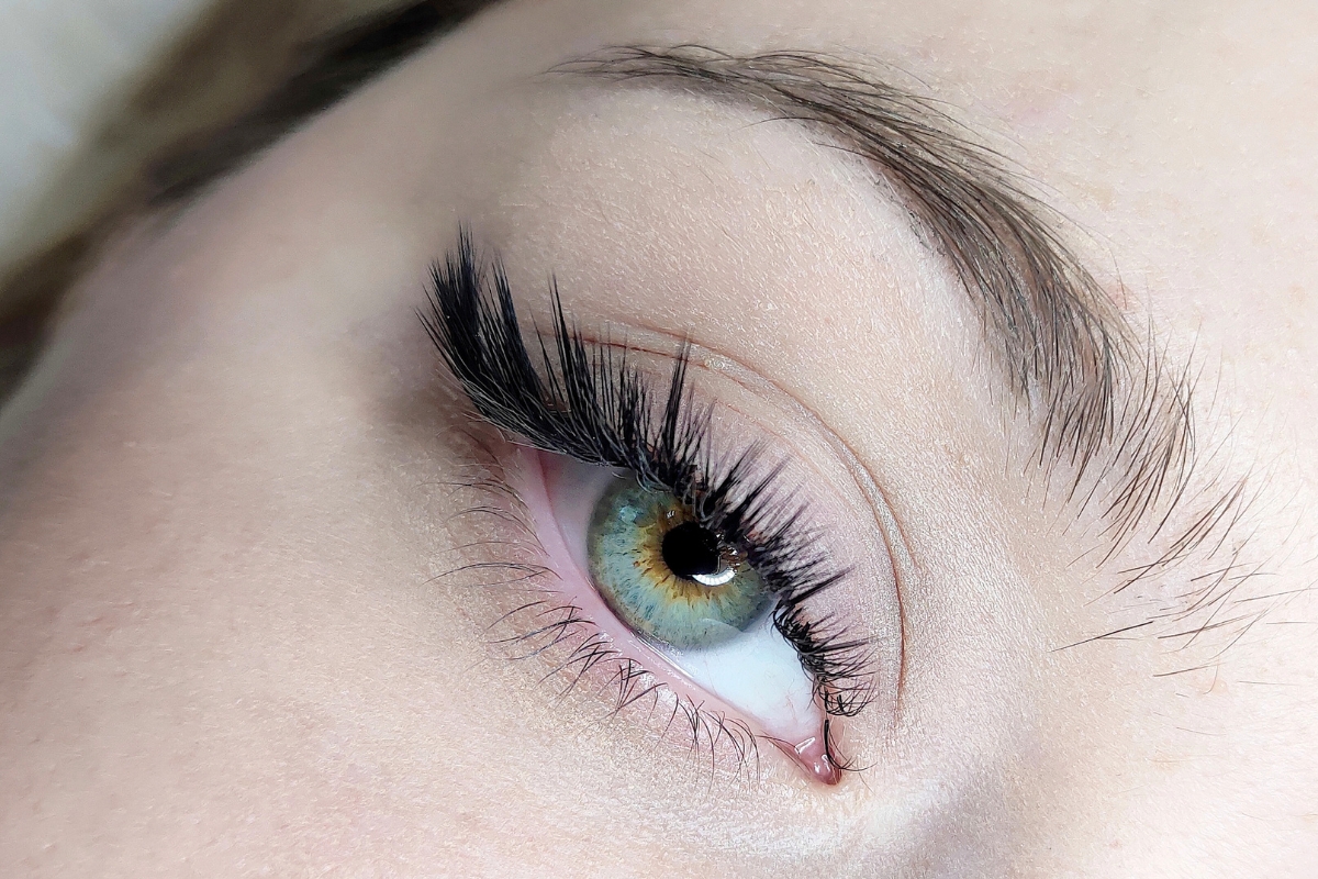volume-lashes3 Stunning close-up of full, fluffy volume lashes on a beautiful eye