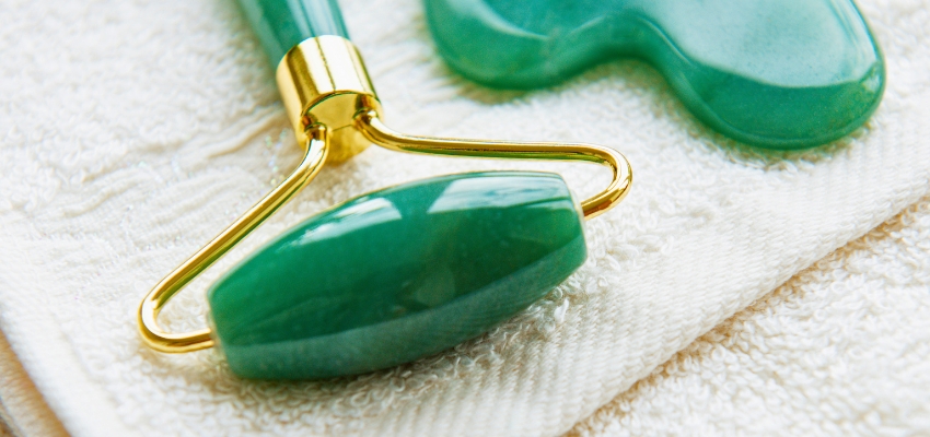 how-to-use-jade-roller1 Green jade roller and gua sha tool ready for learning how to use jade roller.