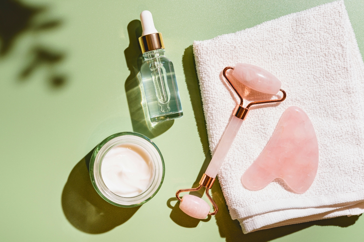 how-to-use-jade-roller3 Skincare essentials with roller and gua sha, perfect for mastering how to use jade roller.